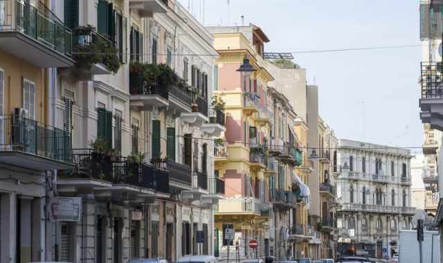 Il rione Madonnella, dove tra bassi e colorati palazzi sopravvive la Bari di inizio 900 